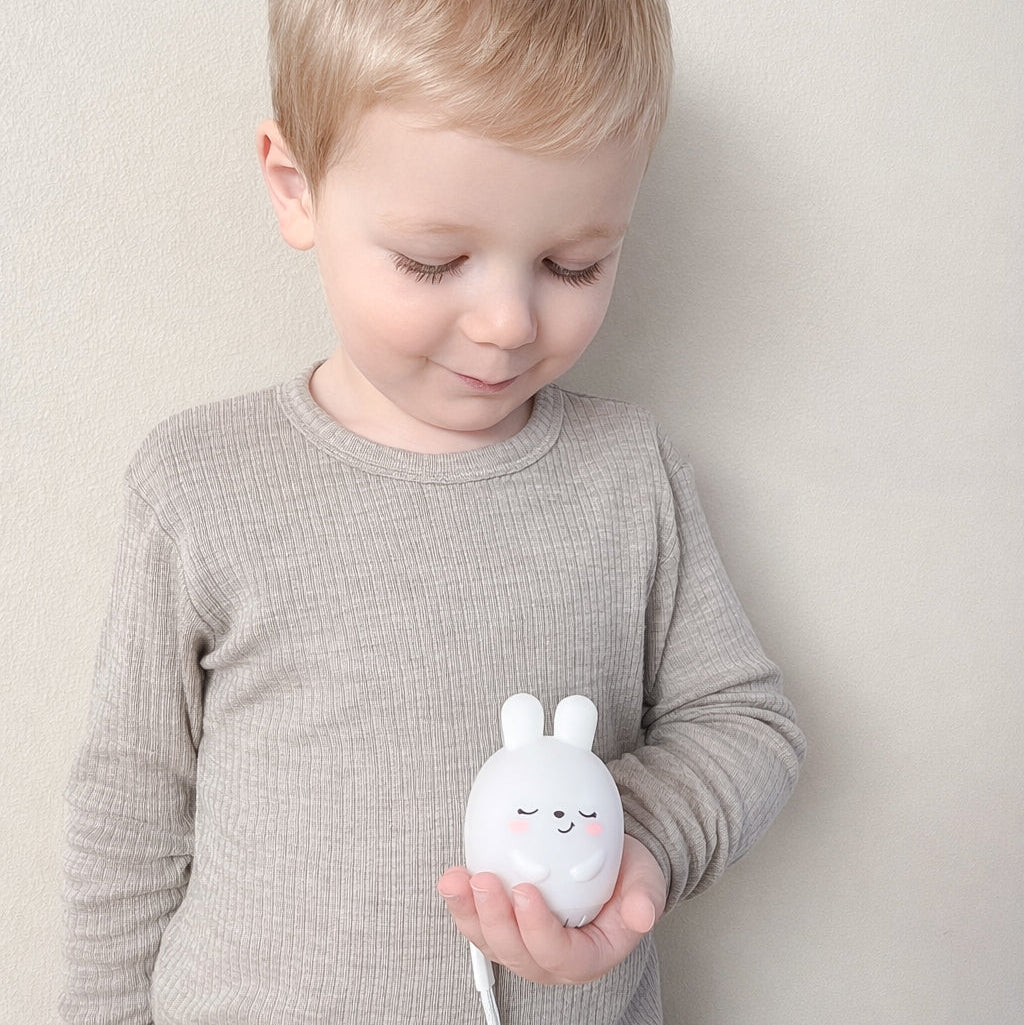 Rejsenatlampe med white noise – tryg søvn på nye steder