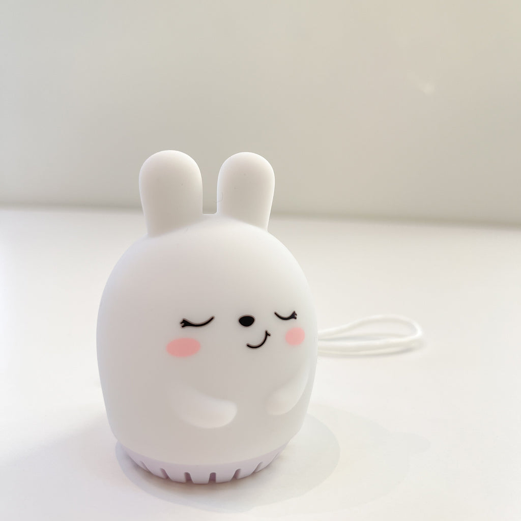 Rejsenatlampe med white noise – tryg søvn på nye steder