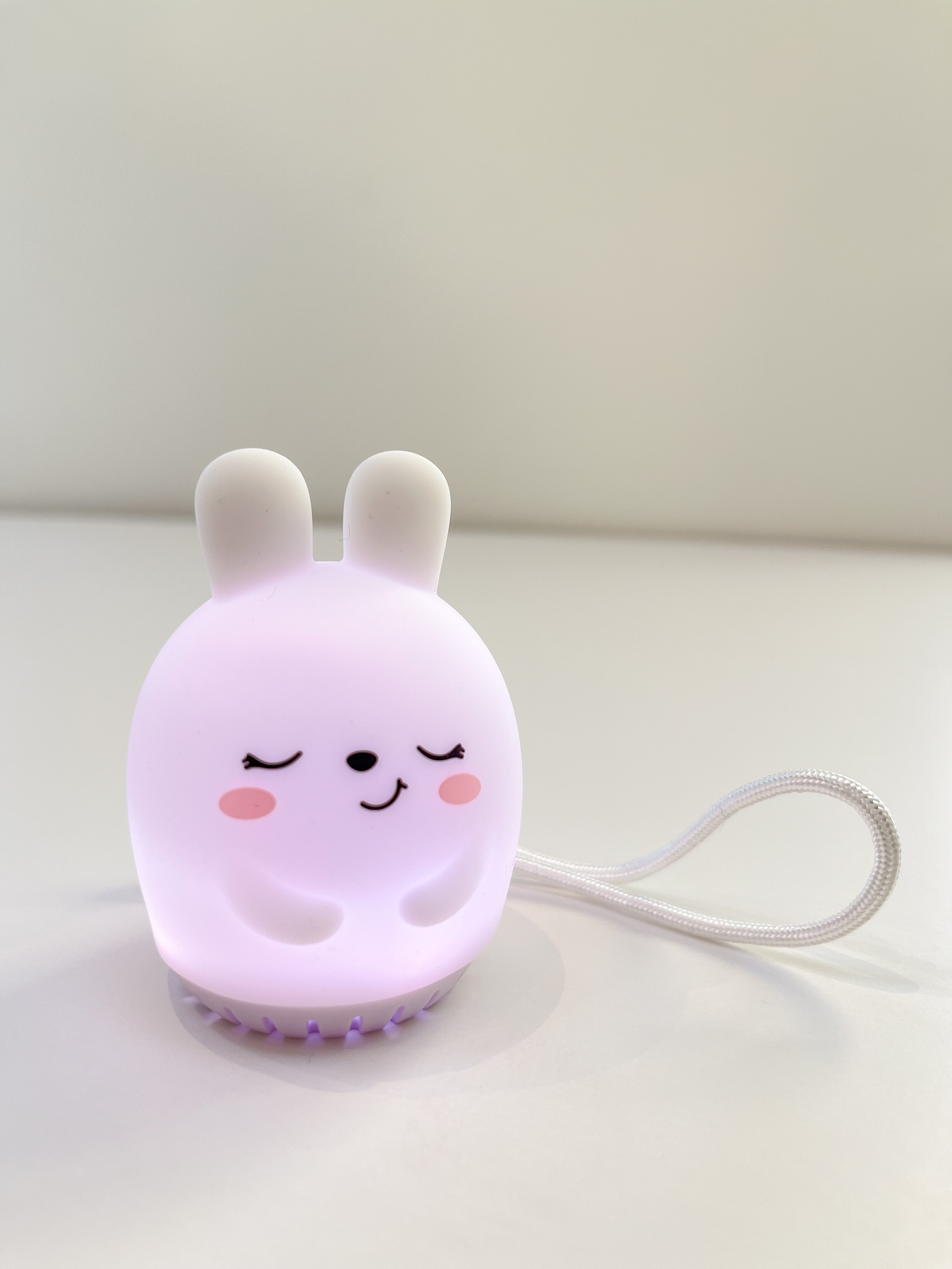 Rejsenatlampe med white noise – tryg søvn på nye steder