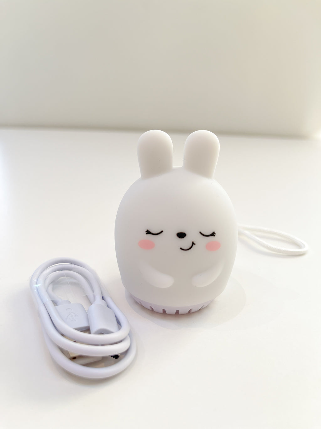 Rejsenatlampe med white noise – tryg søvn på nye steder